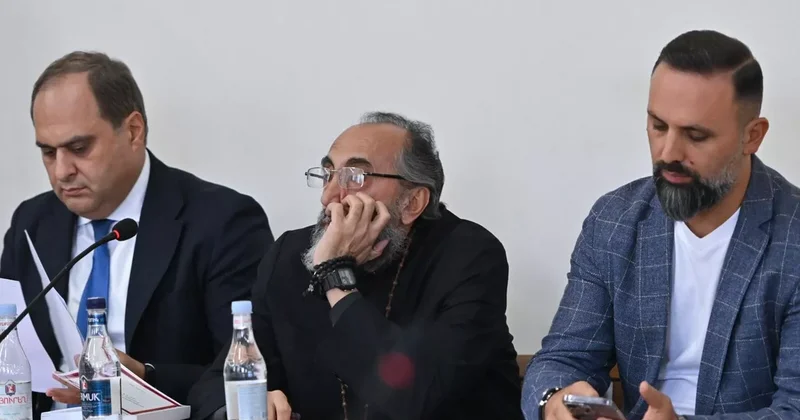 İrəvan məhkəməsində arxiyepiskop Adjapaxyan üçün 2.5 il həbs cəzası tələb edildi