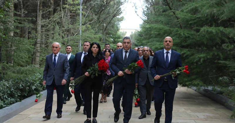Turizm işçiləri günündə Ulu Öndərin məzarı ziyarət olunub
