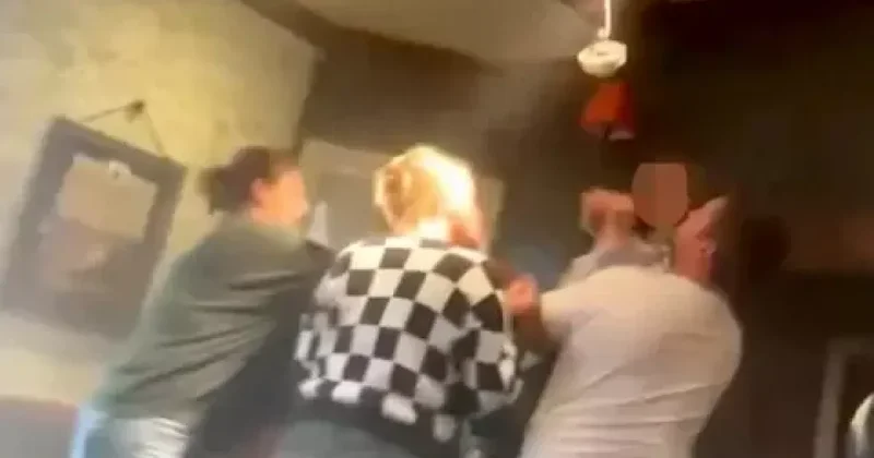 На посетителей британского ресторана обрушился потолок ВИДЕО