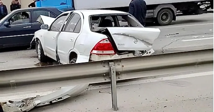 İdarəetmədən çıxan “Nissan” dəmir arakəsməyə çırpıldı VİDEO