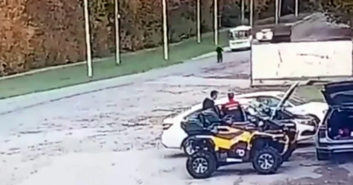 68 yaşlı sürücü maşını geriyə verərkən 15 yaşlı motosikletçi ilə toqquşdu; ölən var VİDEO