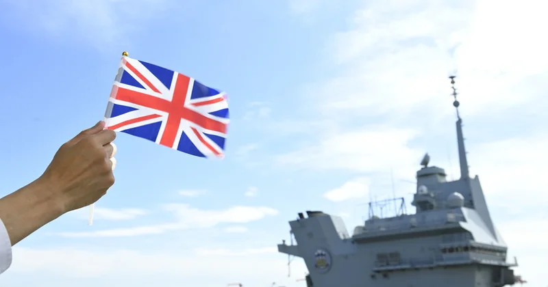 Britaniya gəmisi Yəmən sahillərində atəşə tutuldu