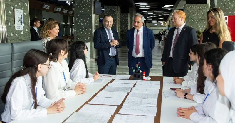 Çilidən olan parlamentarilər “ASAN xidmət”də
