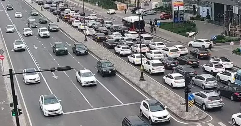 На 18 бакинских дорогах пробки Список