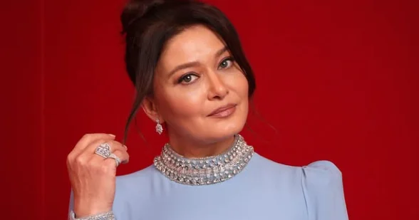 Nurgül Yeşilçay yeni görünüşü ilə diqqət çəkdi