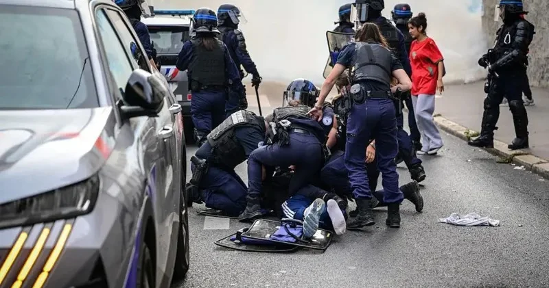 Протест начался со школ: во Франции против политики Макрона бастуют старшеклассники