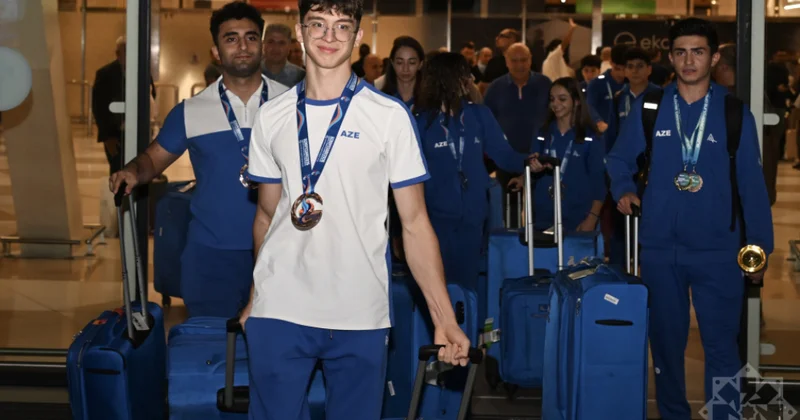 Dünya çempionatında uğur qazanan akrobatlar Vətənə qayıdıblar