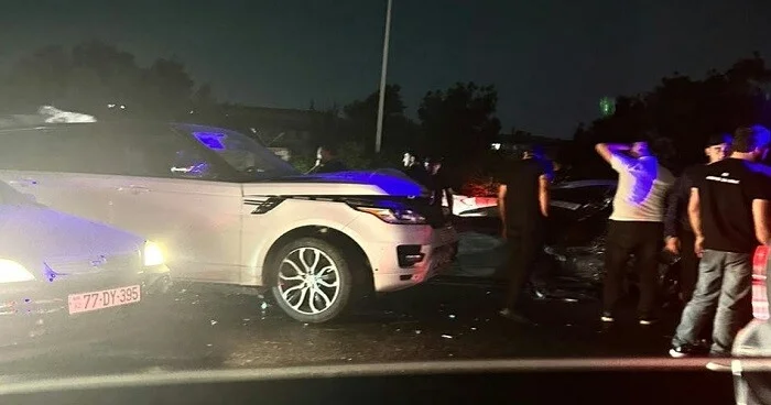 "Rənc Rover" "Prius"la toqquşdu Foto