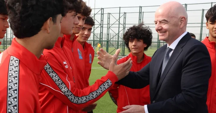 Президент ФИФА встретился в Баку со сборной Азербайджана U 15