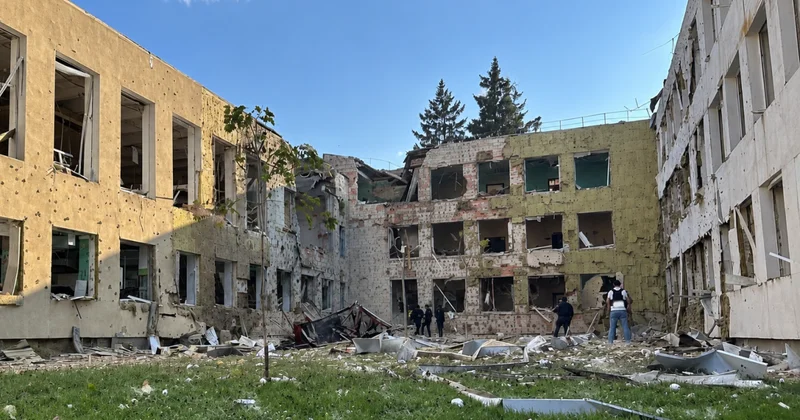 Zelenski: Rusiya Sumıda məktəbi bombalayıb, ölənlər var