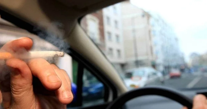 Siqaretə görə küsən sərnişin, ayağı havada gedən KAMAZ sürücüsü