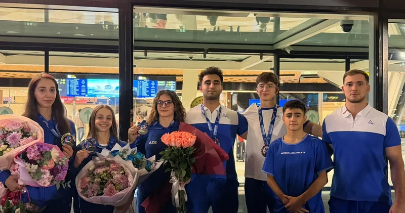 Akrobatika gimnastikası üzrə Dünya çempionatının medalçıları vətənə qayıdıblar FOTO