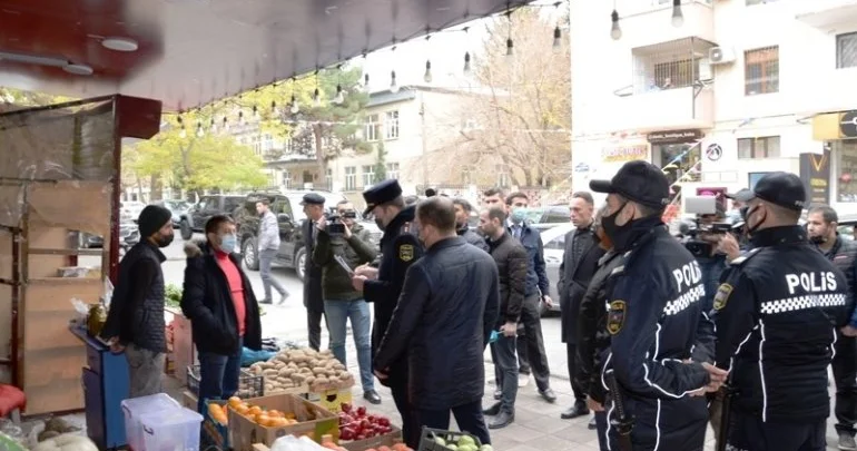 Küçə ticarətinin qarşısını kim almalıdır???