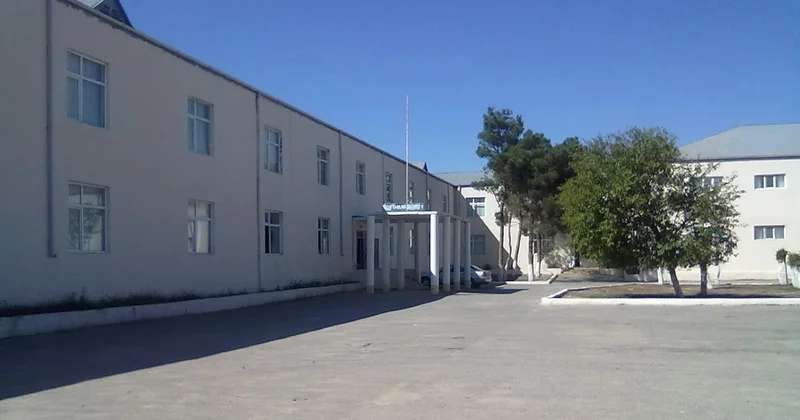 “Məktəbdə fənn müəllimləri çatışmır, dərslər boş keçir” Açıqlama