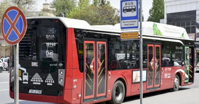 33 nömrəli avtobusda sərnişinlərlə sürücü arasında dava VİDEO