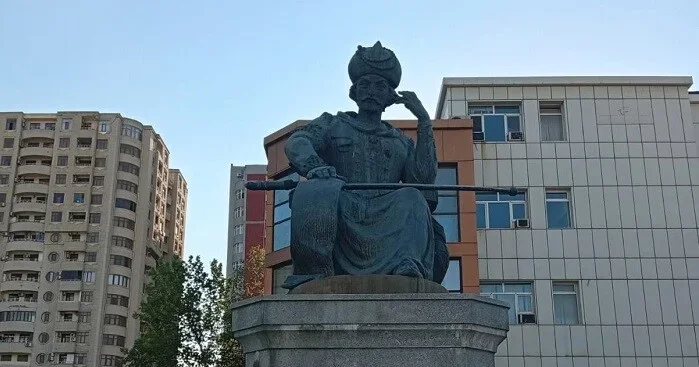 Xətainin heykəlinin üzərindəki yazı müzakirə yaratdı Foto