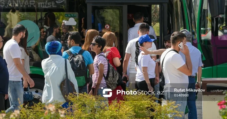 Студенты столкнулись с транспортными трудностями после изменений в работе бакинского метро