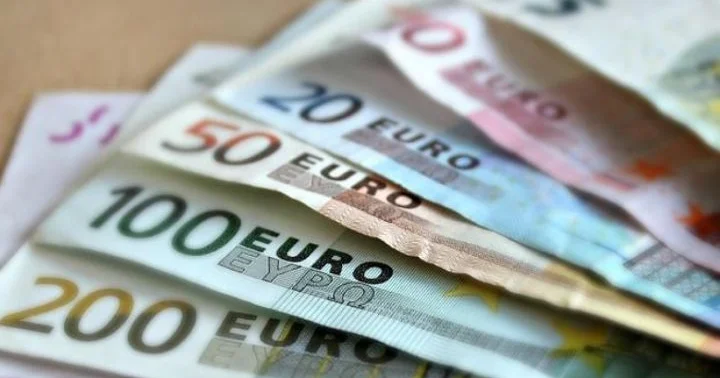 Avro ucuzlaşır Dollar qarşısında son 3 ayın minimumuna düşüb