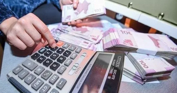 Maaş gəlir, kreditə gedir: İnsanlar niyə borcdan çıxa bilmir?