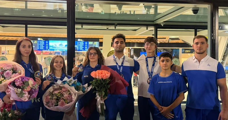 Призеры чемпионата мира по акробатической гимнастике вернулись в Азербайджан (ФОТО)