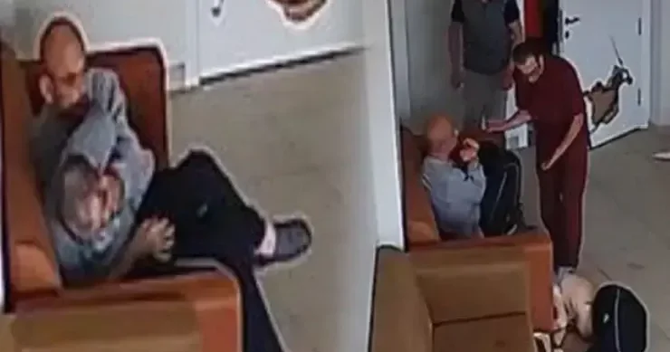 Reabilitasiya mərkəzində DƏHŞƏT Üç xəstənin gözünü çıxartdı