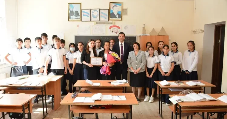 Müəllimlər Günü ərəfəsində bölgələrdə müəllimlərlə görüşlər KEÇİRİLİB