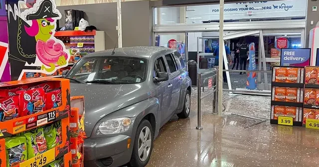 Tualetə girmək üçün marketi maşınla dağıtdı FOTO