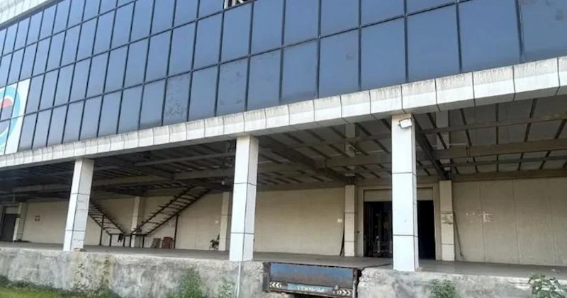 Dövlətin güzəştli krediti hesabına tikilən nəhəng anbar müsadirə olunaraq satışa çıxarıldı Fotolar