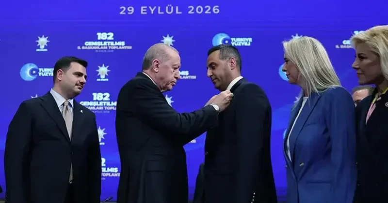 9 bələdiyyə sədri AK Partiyaya keçdi Ərdoğan nişanlarını taxdı