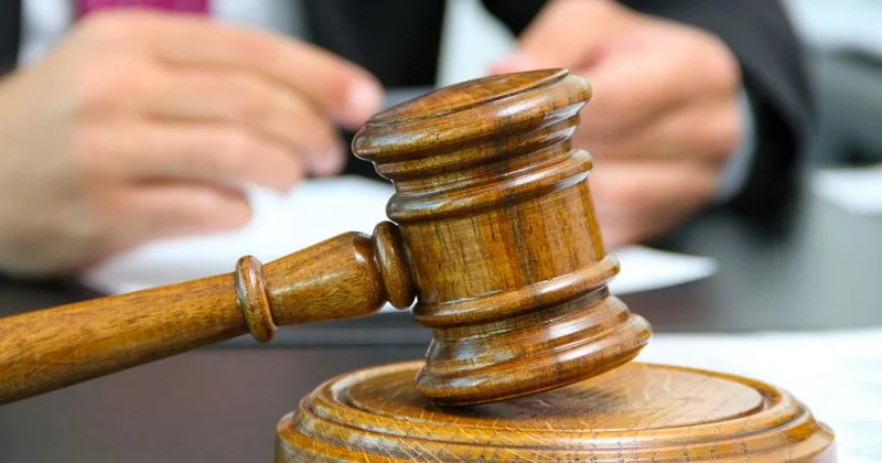 Tanışını döyərək maşınına zərər vuran şəxs məhkəmə zalında həbs edildi KONKRET