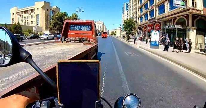 Motosikletin yolunu kəsən evakuator sürücüsü qəza şəraiti yaratdı VİDEO