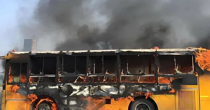 В Пакистане школьный автобус сошел с трассы и воспламенился среди пострадавших дети от 4 до 14 лет