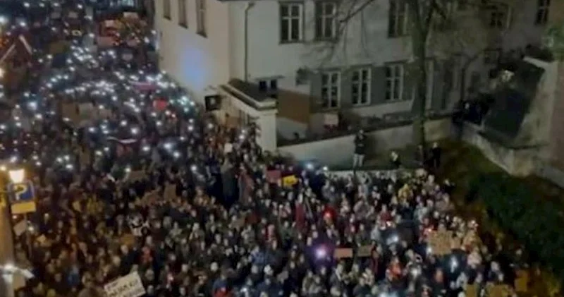 Latviya parlamenti qarşısında minlərlə insan etiraz olaraq aksiya keçirib