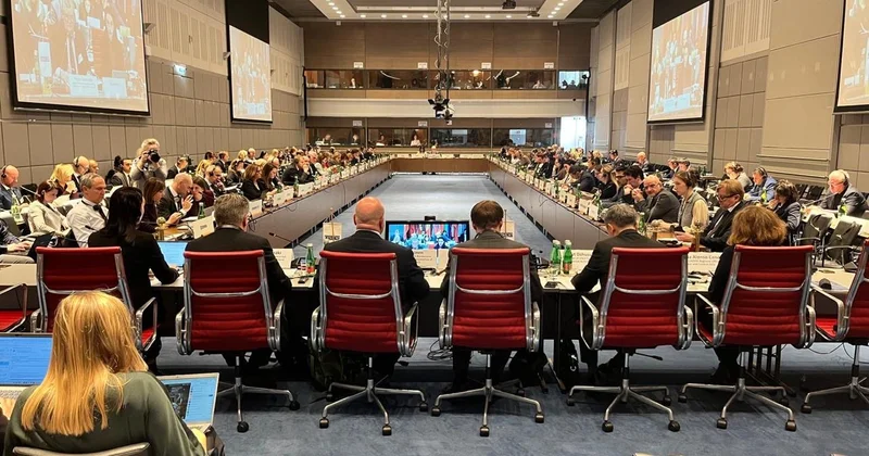 Azay Quliyev Vyanada Xəzər dənizinin dayazlaşması və Cənubi Qafqazda formalaşan yeni siyasi reallıq barədə çıxış edib FOTOLAR