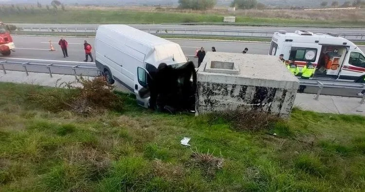Mikroavtobus beton bloka çırpıldı 2 ölü, 1 yaralı