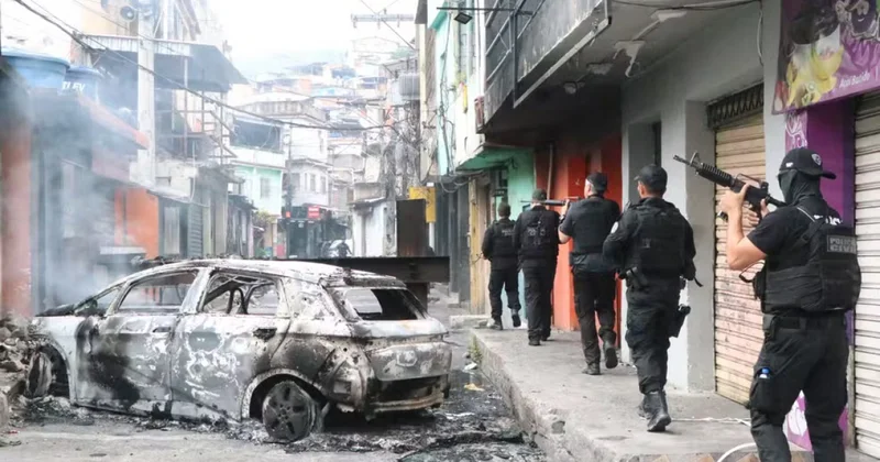 Рио де Жанейро в огне: вспыхнули бои между силовиками и наркокартелями