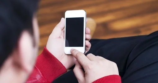 Həkimlərdən HƏYƏCAN TƏBİLİ: Smartfondan istifadə onurğa xəstəliklərinə gətirib çıxarır