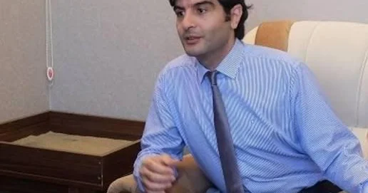 Elmir Əkbər: “Vəzifə arxasınca qaçan valideynlər övladlarını itirirlər”