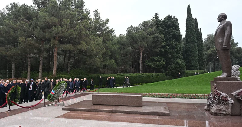 Xarici parlamentarilər Fəxri və Şəhidlər xiyabanlarında