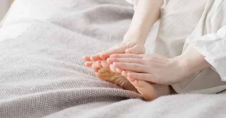 Ayaqların daim üşüməsi ciddi xəstəliklərin əlaməti ola bilər Həkim