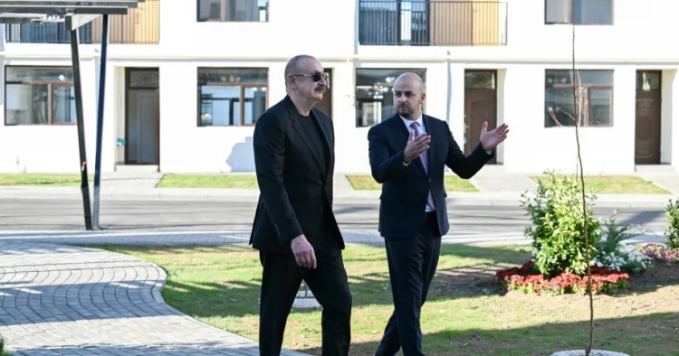 İlham Əliyev Zəngilanda 104 mənzilli yaşayış kompleksində görülmüş işlərlə tanış olub