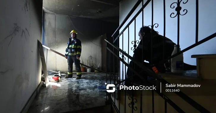 В результате пожара в Хырдалане пострадали два человека