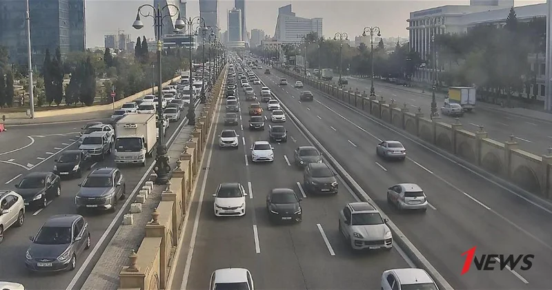 Неисправный автомобиль спровоцировал затор в Баку ФОТО