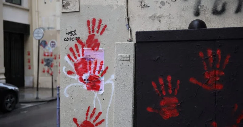 Holokost memorialına hücum edənlərin məhkəməsi başlayıb