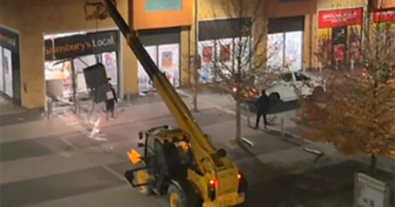 Ekskavatorla bankomat oğurladılar İngiltərədə qeyri adi oğurluq