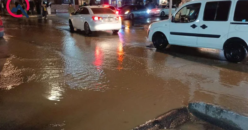 Badamdarda su borusu partladı, küçələri su basdı Video