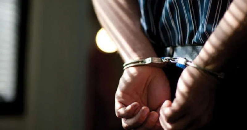 Sərxoş halda polis idarəsinin hasarını aşdı, həbs edildi