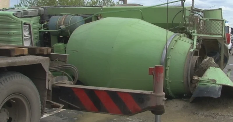 Betonqarışdıran maşın dərəyə aşdı, sürücü öldü