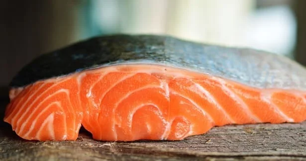 Sağlam pəhriz qidası... Omeqa 3 yağ turşuları ilə zəngin qızılbalıq insan sağlamlığına necə təsir edir? Video