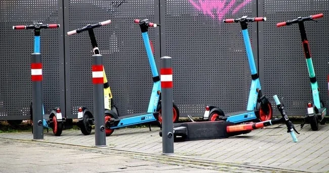 Tır, kamaz, maşın, motosikl, moped... Ənənə davam edir: Skuter sürücüləri təhlükə mənbəyinə çevrilir